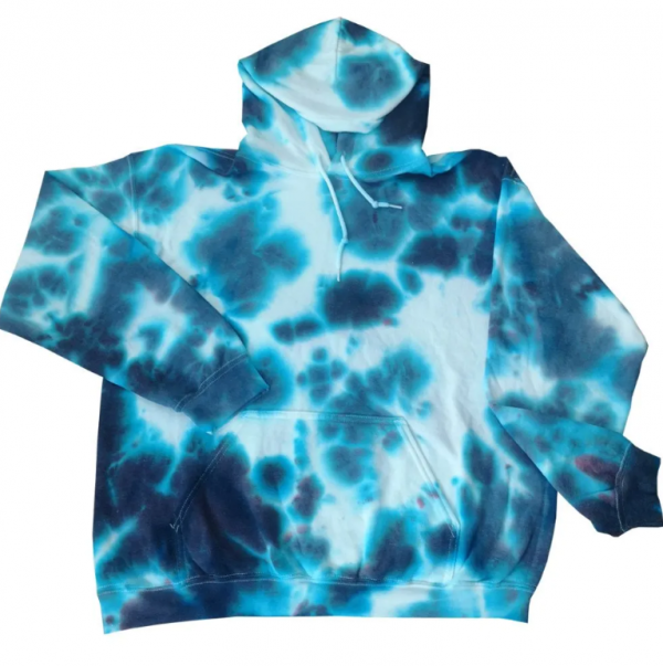 Hoodie dengan motif tie-dye